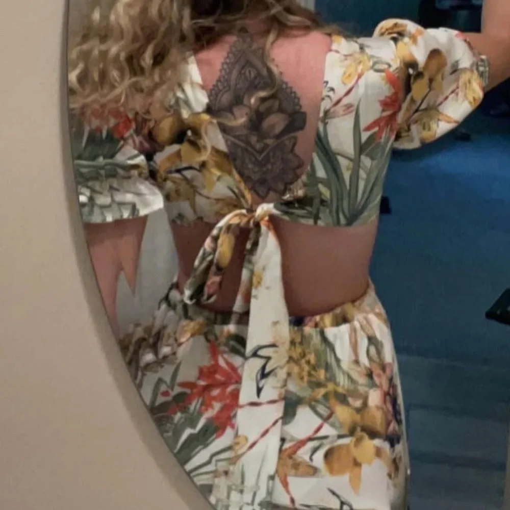 Tropical Floral Cut-Out Maxi Dress – Vibrant Summer  with high thigh Slit - Picture 3 of 4